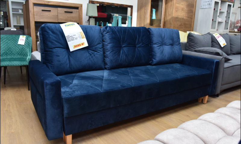 Granatowa kanapa romb-w na nóżkach