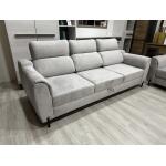 jasna sofa rozkładana z zagłówkami