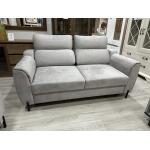 jasna sofa z zagłówkami z pojemnikiem