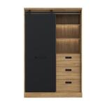 Opis Duża, praktyczna i solidna komoda wykonana w dekorze Czarnym i Santiago Old Wood będzie idealnie pasować do każdego pokoju dziennego. Posiada dużo miejsca do przechowywania różnych rzeczy i wyeksponowania ulubionych dekoracji lub książek. Mebel zdecydowanie dla tych, którzy cenią sobie funkcjonalność, komfort i wyjątkowy nastrój. Wykonany w dekorze Czarnym i Santiago Old Wood, który idealnie imituje naturalne usłojenie drewna Posiada trzy otwarte wnęki, trzy półki schowane za drzwiami przesuwanymi oraz trzy szuflady Szuflady umieszczone są na prowadnicach Quadro Soft Close, które umożliwiają swobodne użytkowanie Posiada metalowe uchwyty w kolorze czarnym Łatwa w czyszczeniu powierzchnia Montaż do ściany jest wymagany (okucia są w zestawie) Można łączyć z innymi meblami z kolekcji KASZIMIRO Szczegóły produktu Informacje logistyczne Instrukcje montażu i karty bezpieczeństwa produktu Regał Indeks: KZMR621LB-M328 KOFR-05 KONRAD regał