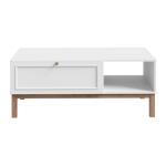 Opis Stolik kawowy z kolekcji PENKRIDGE dopełni aranżację Twojego salonu. Prostokątny, praktyczny blat to dobre miejsce do serwowania przekąsek i napojów. We wnęce pod blatem możesz przechowywać wszystkie niezbędne rzeczy w zasięgu ręki, takie jak: pilot do telewizora, książki, czasopisma lub podkładki pod naczynia. Natomiast drobiazgi ukryjesz w szufladzie zamontowanej na prowadnicach z pełnym wysuwem. Stolik kawowy PENKRIDGE ustaw w towarzystwie innych mebli z kolekcji, aby stworzyć spójną i funkcjonalną aranżację pokoju dziennego. Wymiary: szerokość 110 cm, głębokość 60 cm, wysokość 43,8 cm Stolik wykonany w dekorze: Secret Grey / Dąb Szlachetny Komfort i bezpieczeństwo użytkowania zapewniają stabilne nogi Stylowym akcentem jest ramka na froncie szuflady Szczegóły produktu Informacje logistyczne Instrukcje montażu i karty bezpieczeństwa produktu Stolik kawowy z szufladą i sztukaterią 110x60 cm PENKRIDGE Secret Grey/Dąb Szlachetny Indeks: CFTT5175L-M848 PAFS-10 PAWEŁ stolik