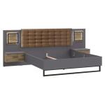 Opis Łóżko w stylu nowoczesnym wykonane w połączeniu dekorów - Dębu Klepkowego i Uni Wolfram Szary będzie pięknie prezentować się w każdej sypialni. Posiada dwie szafki nocne i wbudowane oświetlenie, które nada niezwykły klimat wnętrzu. Maksymalne obciążenie łóżka do 250 kg Wymagany wkład sprężynujący do łóżka Materiał tapicerki: ekoskóra w kolorze brązowym Uchwyty z tworzywa w kolorze czarnym Posiada trzy szuflady umieszczone na prowadnicy kulkowej Oświetlenie w standardzie Możliwość regulacji materaca Szczegóły produktu Informacje logistyczne Instrukcje montażu i karty bezpieczeństwa produktu Łóżko z oświetleniem i szafkami nocnymi 180x200 cm SIRIUS BLACK Dąb Klepkowy/Grafit Indeks: SRBL1184B-C778 SNFŁ-02 SANDRA stelaż łóżka+ szafki nocne