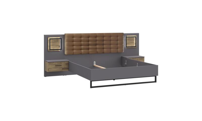 Opis Łóżko w stylu nowoczesnym wykonane w połączeniu dekorów - Dębu Klepkowego i Uni Wolfram Szary będzie pięknie prezentować się w każdej sypialni. Posiada dwie szafki nocne i wbudowane oświetlenie, które nada niezwykły klimat wnętrzu. Maksymalne obciążenie łóżka do 250 kg Wymagany wkład sprężynujący do łóżka Materiał tapicerki: ekoskóra w kolorze brązowym Uchwyty z tworzywa w kolorze czarnym Posiada trzy szuflady umieszczone na prowadnicy kulkowej Oświetlenie w standardzie Możliwość regulacji materaca Szczegóły produktu Informacje logistyczne Instrukcje montażu i karty bezpieczeństwa produktu Łóżko z oświetleniem i szafkami nocnymi 180x200 cm SIRIUS BLACK Dąb Klepkowy/Grafit Indeks: SRBL1184B-C778 SNFŁ-02 SANDRA stelaż łóżka+ szafki nocne