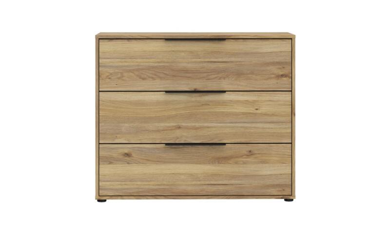 Opis Komoda z kolekcji ORKNEY dopełni każde mieszkanie urządzone w stylu MODERN. Mebel posiada szuflady (3), dzięki czemu zmieścisz wszystkie niezbędne przedmioty. Na blacie komody wyeksponujesz zdjęcia, kwiaty i pamiątki rodzinne, a całą aranżację wnętrza możesz dodatkowo uzupełnić o pozostałe elementy kolekcji ORKNEY. Komoda w dekorze Dąb Mauvella Mebel o wymiarach: szerokość 97.9 cm x wysokość 81.7 cm x głębokość 41.4 cm, z różnymi opcjami przechowywania Nóżki typu ślizgacz chronią podłogę przed zarysowaniami Szczegóły produktu Informacje logistyczne Instrukcje montażu i karty bezpieczeństwa produktu Komoda Indeks: OKYK211-D108 ORFK-01 OREST komoda